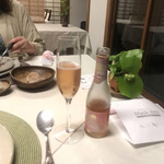 ラトリエ あべ - 運転担当なのでノンアルスパークリング、充分(〃ω〃)気分、向こうのパンは元は大きく、特注で仕入れられてエシレバターと。