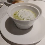箱根ハイランドホテル　ラ・フォーレ - 浅利とグリンピースのスープ　季節を感じる木の芽の香りと共に