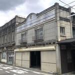 うなぎの 東海亭 - すぐ近くの岩淵呉服店のレトロな看板建築