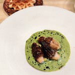 ACiD brianza - フランスのモリーユ茸に詰め物がされているお料理。モリーユ茸の下に敷かれたコンテチーズのソースが濃厚で、バニラ香る緑色の山菜ソースの香り風味も絶妙に合うのです☆ワッフルでソースきれいに拭って食し幸せ♡