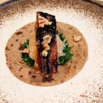 ACiD brianza - もち米に鰻蒲焼き、蒲焼きは身近な印象のお味つけで。ミョウガやしそワサビくるみのサクサクもすごくいい。歯切れ良く薄いガレットでまとめて、ガブッといただき美味♡気付いてからは断然ナイフフォークよりガブリ良