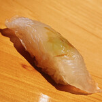 こま田 - 愛知の眞子鰈の昆布〆。この出過ぎない仄かなグルタミン酸は真昆布。鰈の地味を壊しません