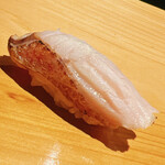 こま田 - 尾鷲の赤ムツ。皮目を炙ってとうもろこしの香り。太平洋側の赤ムツは筋肉質。日本海側のユルユルの脂まみれの紅瞳とは全く異なる味わい。