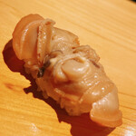 こま田 - 桑名の煮蛤。軽く火を入れて温かい仕立てで供します