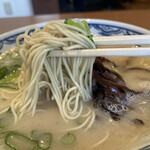 Yoshimaru - 由丸ラーメン890円の麺のアップ