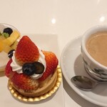 FOUR SEASONS CAFE - 1つ目のパフェをオーダーし、先にショートケースのケーキから頂きました。ドリンクはホットコーヒー