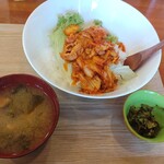 紋蔵 - 豚キムチ丼