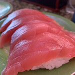 回転寿司 トピカル - バチマグロ赤身。ご覧の通り厚切りです！