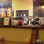 バンビーノコーヒーコウベ - 高さノーマルカウンター席（サイフォンいっぱいこのままお席へご提供）