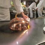 横浜うかい亭 - 赤穂の岩塩で蒸される鮑