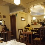 TRATTORIA AL SODO  - 奥にカウンター席とテーブル席がある