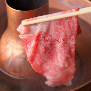 Enjoy reasonably priced Kuroge Wagyu beef and Kurobuta pork shabu-shabu shabu.