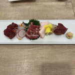 馬肉料理 菅乃屋 熊本駅店 - 馬刺し盛り合わせ