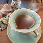 土湯別邸 里の湯 - ラウンジ奥の書斎スペースで紅茶とアイス、お菓子を頂く…