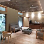 土湯別邸 里の湯 - フロントからラウンジを写した景色、奥に書斎スペースもあります(*^^*)