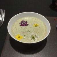 ラ ターブル ドゥ ジョエル・ロブション - 千葉県いすみ市産　蛤とサラダ菜のスープ　カプチーノ仕立て