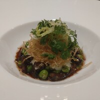 ラ ターブル ドゥ ジョエル・ロブション - 半熟卵にブリックを纏わせて揚げ　モリーユ茸とプティ・ポワのフリカッセと共に