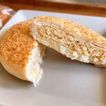 友力食品有限会社 - バターココナッツ餡がぎっしり。