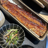 うなぎ四代目 菊川 恵比寿ガーデンプレイス店 - タレはしっかりめの甘辛。
                お米は好みの硬め。
                もちろん、うなぎは香ばしいのですが、身質がふっくらしているので、鰻そのものの美味しさがしっかりです！