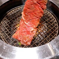 游玄亭 新宿 - 壺漬けハラミ　焼いている姿