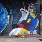 麺や 麟子鳳雛 - 上井草駅周辺にいくつかあるガンダムアート。(らーめん屋さんのシャッターではない)