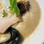 マキザラーメン - しいたけラーメンのアップ