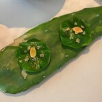 6 - マクブ(シロクラベラ)とヒメシャコガイの肝のソース、アーモンド