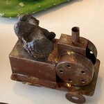 6 - チョリソーパウダーを練り込んだワッフル形状のポンデケージョ。