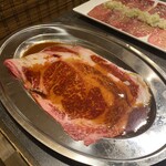 焼肉・ホルモン酒場 とろにく - ヤリ過ぎ大判和牛ロース