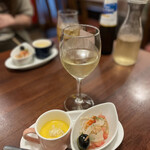 Akabane supeinbaru shiruko - 白ワインのデキャンタとお通し。