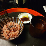 Tofuutei - 赤飯、赤出汁、香の物