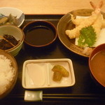 おんじき家ふうど - 日替り定食（えび天、もずく、茄子の煮物、漬物２種、味噌汁、ご飯）