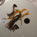 レフェルヴェソンス - 紀州の鮎の皿。マンゴーや山山椒のオイルとうるかで作られたソースなどが。