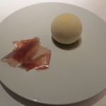 レフェルヴェソンス - デザートはコーヒーアイスクリームの球体に赤ワインとチェリーのソースを凍らせたものをが添えられて。