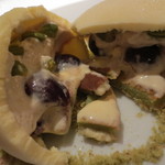レフェルヴェソンス - 球体の中にはチェリーのマリネにトンカ豆、下にはピスタチオのブリニの食感がアクセントに。