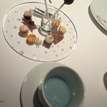 レフェルヴェソンス - 小菓子を青いハーブティーと共に。