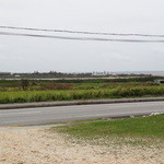 猪狩家 - 西表島の外周道路はこのような道がほぼ海沿いに続きます