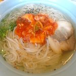 芳華 - 温麺中にキムチ乗せた図