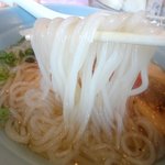 芳華 - 温麺の麺。基本同じだけど水で締めていない分コシは違います