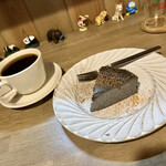 月のひなた - 黒ごまチーズケーキ¥500・コーヒー¥450