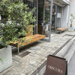 OBSCURA COFFEE ROASTERS - お店入口　ベンチが2つ　天気が良い時の特等席