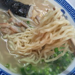 南京千両本家 - 少し平打ち気味で、中麺クラスの豚骨ラーメンでは珍しく縮れ麺