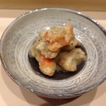 鮨処 つく田 - エビとおナスのソース。香ばしくて甘いソースなの
