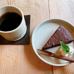 ビスタリ食堂 - コーヒー、おからのガトーショコラ(ジンジャークリーム添え)