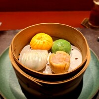 Ji-Cube - ⚫蒸し点心４種盛り合わせ
                    ①海鮮と加藤ポーク
                    ②しそ海老
                    ③トマト
                    ④ほうれん草野菜