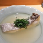 鮨 あらい - 太刀魚をかつお出汁のスープで。香草のディルをのせて。