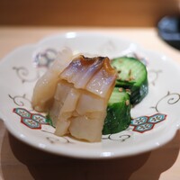 鮨 あらい - とても肉厚な三河のミル貝ときゅうり。