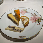 アピシウス - デザートワゴンから。大倉陶園の特注の皿。
