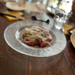 カンティーナ カーリカ・リ - まぐろと新玉葱と木の芽のサルサヴェルデ