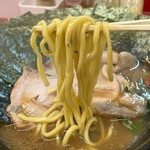 家系ラーメン 王道家直伝 との丸家  - 麺